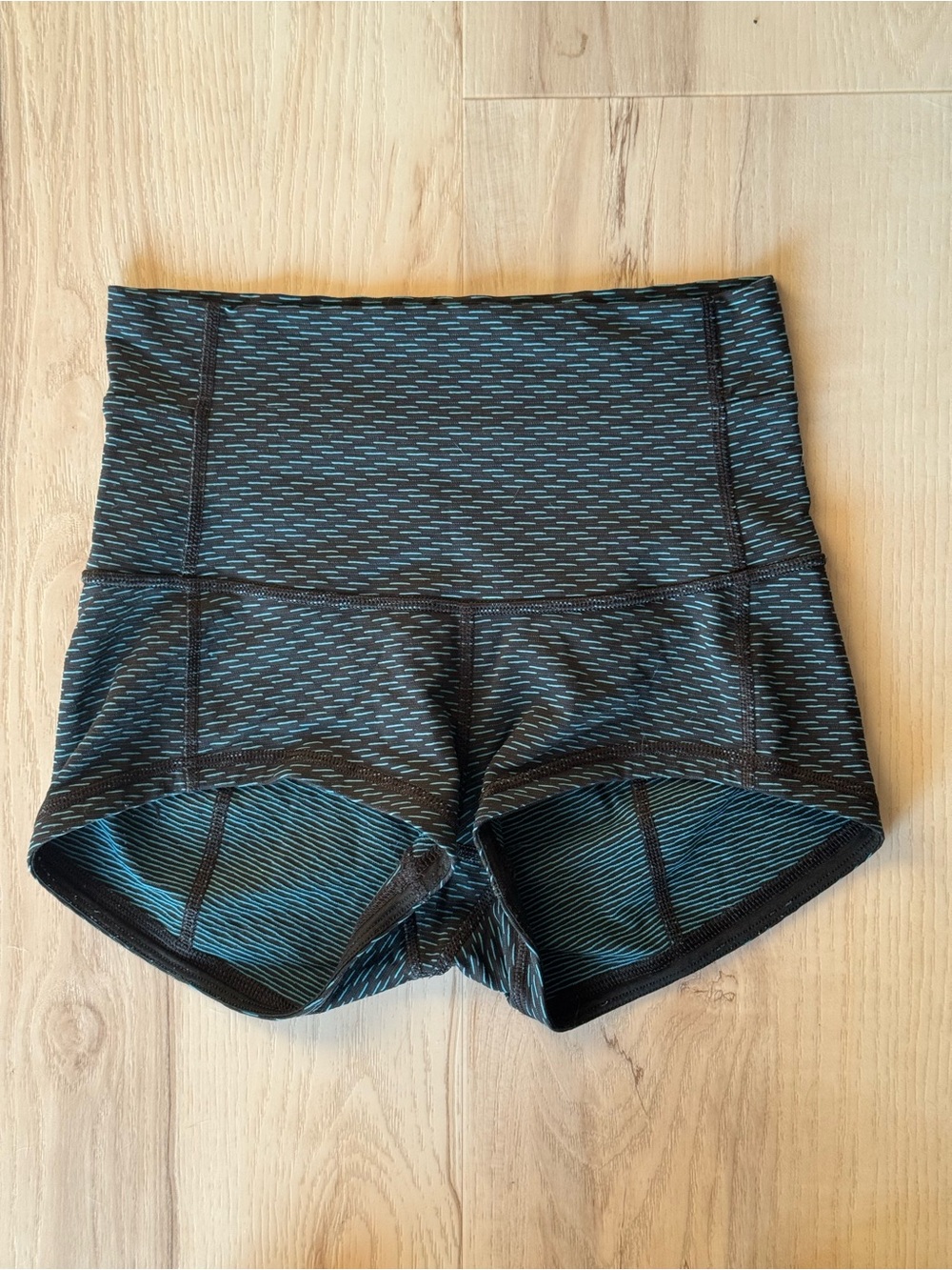 Lululemon Score Jacquard Black Indian Ocean 2” Wunder Under Shorts, Size 4